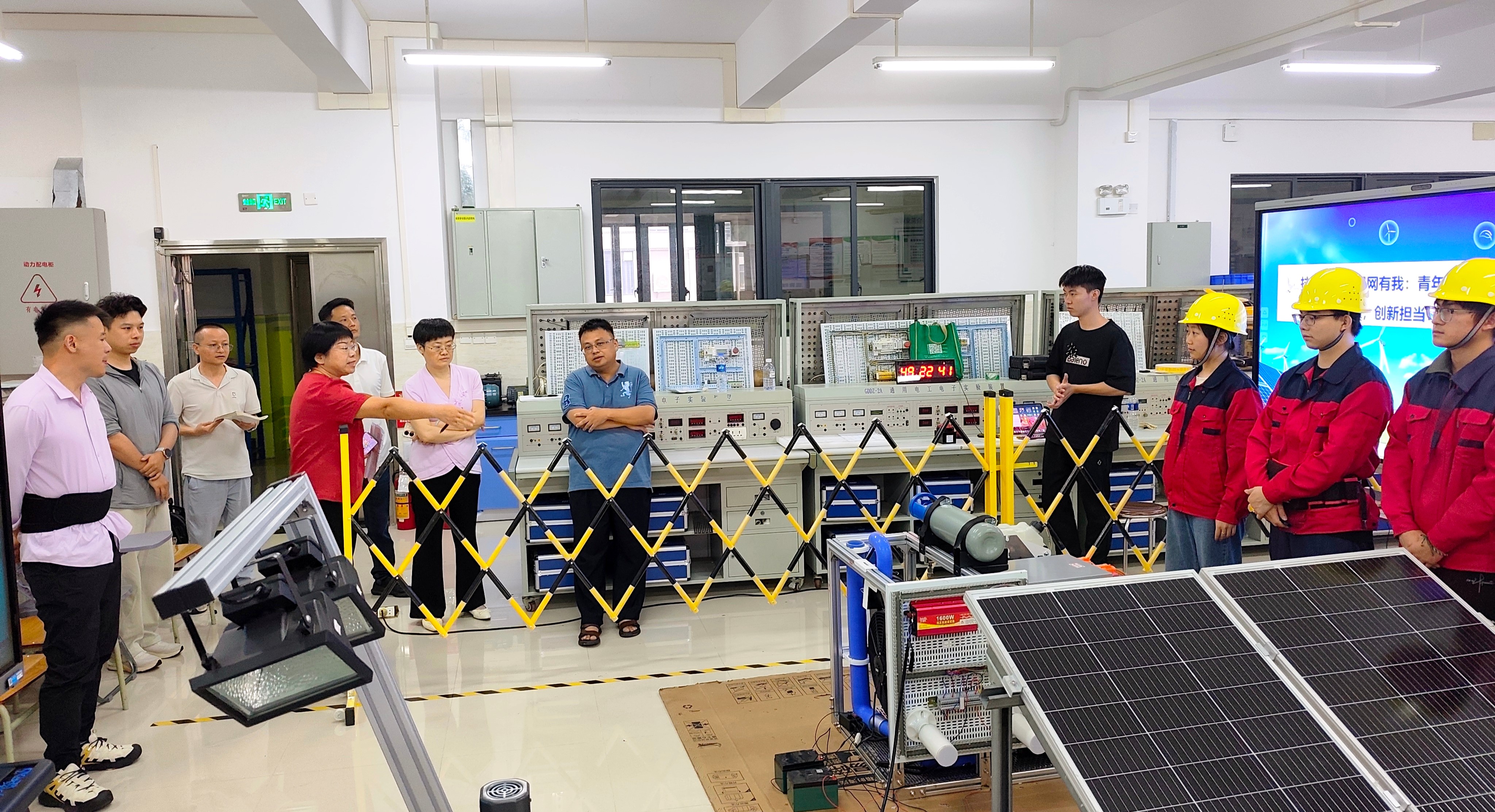 校领导看望慰问暑期备赛师生 勉励全力冲刺国赛